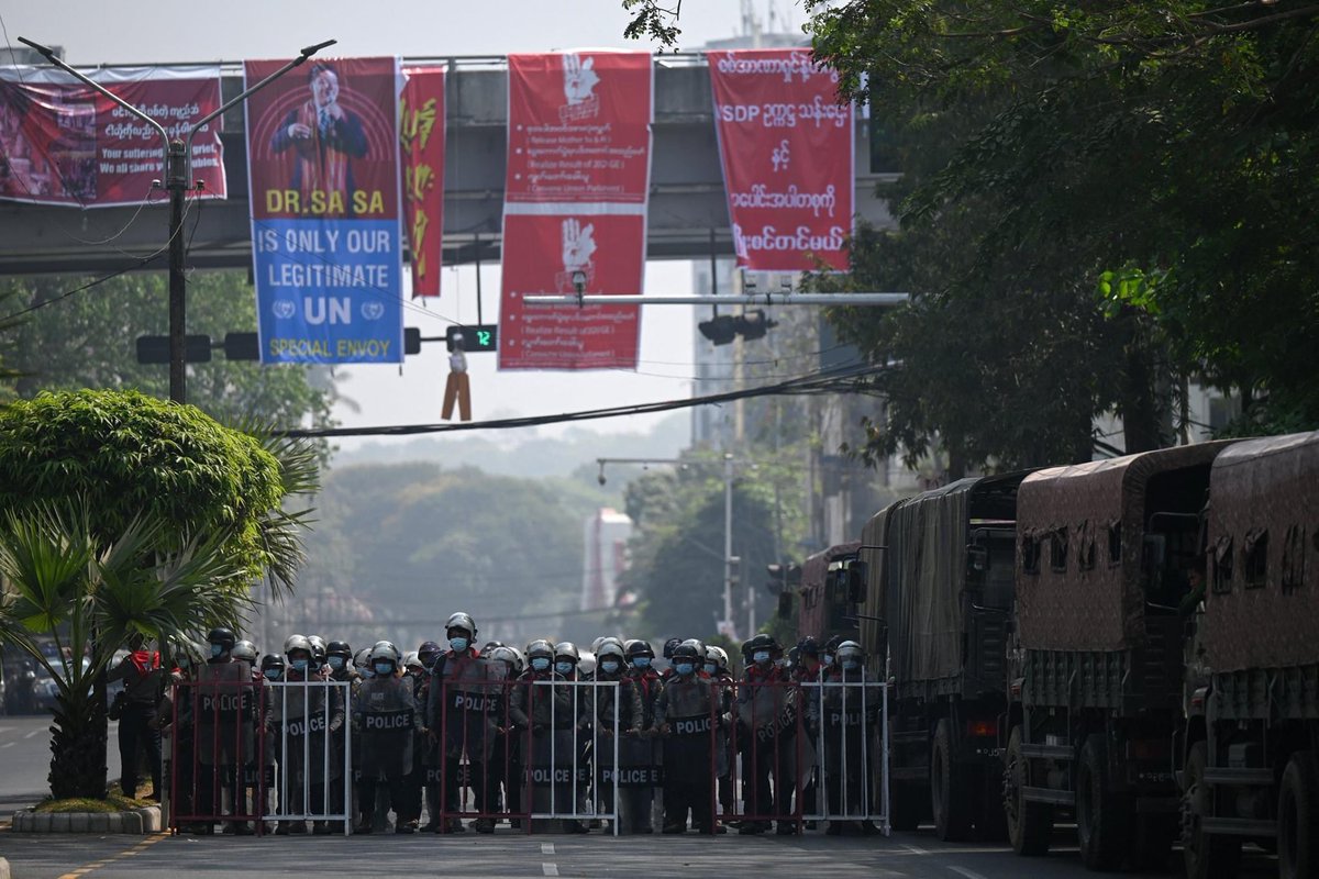 WinBoBo7's tweet photo. Some peaceful protesters are still being arrested by Myanmar military and police today 26th February 2021 at the locations of Hledan and Myaynigone in Yangon https://t.co/UCIqzlugFr
