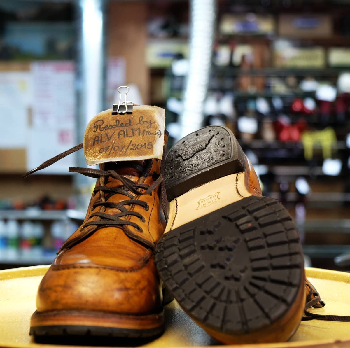 #tbt 07/2015 - Réparation d'une paire de redwingshoes 
RIP🪦 semelle ROCCIA emblématique de la marque.

#resole #leather #boots #hikingboots