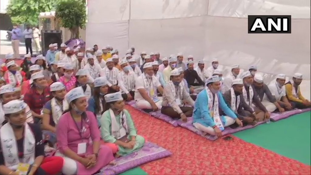 timesofindia's tweet photo. Gujarat: Aam Aadmi Party (AAP) Convener and Delhi CM Arvind Kejriwal meets newly elected Corporators of the party as well as its volunteers, in Surat. https://t.co/gFlg3VZyWn
