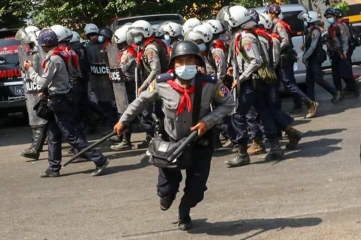 Press Photo by Sit Htet AUNG while a police man ran towards him to hit with police baton.
#WhatsHappeningInMyanmar
#Feb26Coup