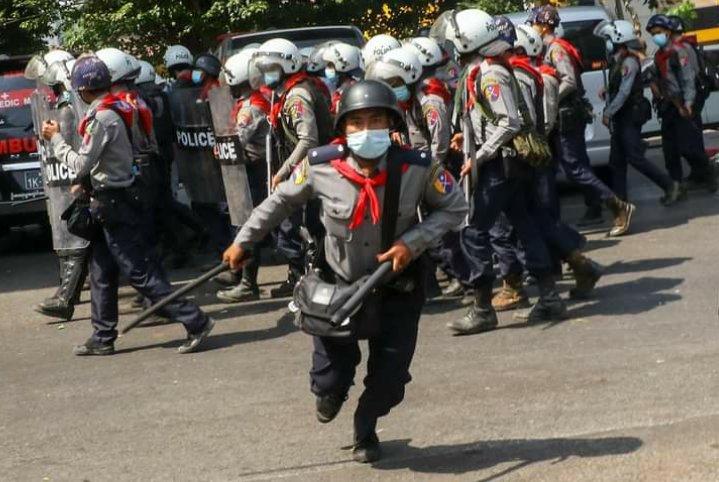 Press Photo by Sit Htet AUNG while a police man ran towards him to hit with police baton.

#WhatsHappeningInMyanmar
#Feb26Coup
