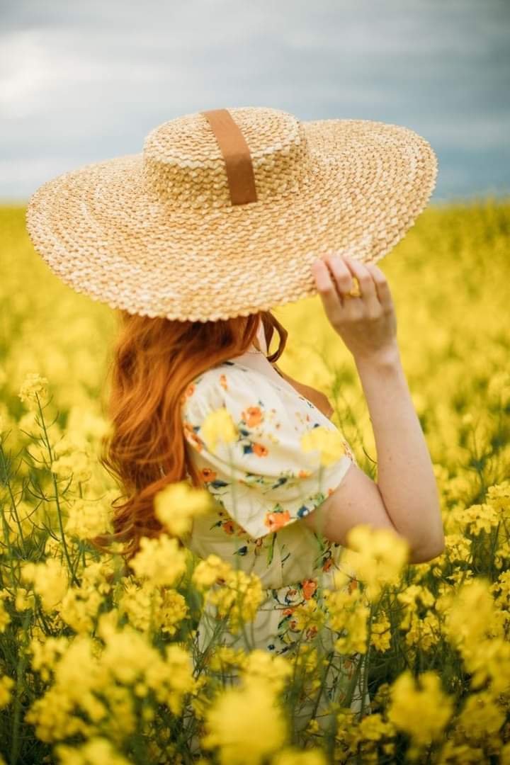 Простота жизни. Последние деньки лета. Открытка с добрым утром стильная позитивная. Радость жизни природа. Девушка с ромашками.