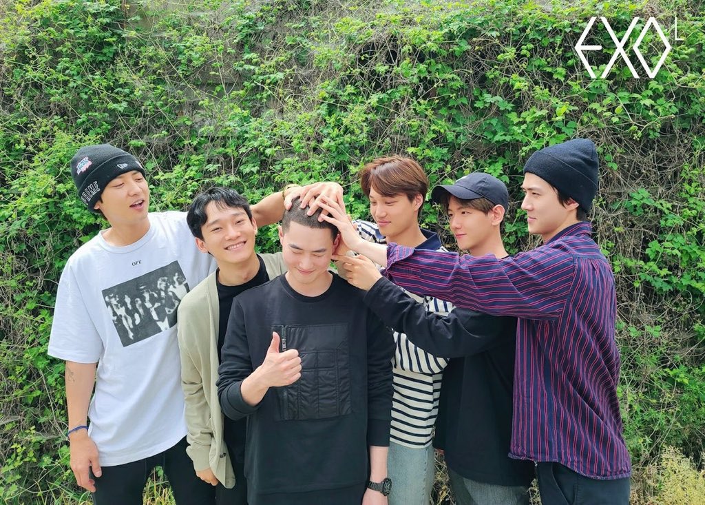 baekthemed's tweet photo. HOW TF ARE THE EXOS GOING TO REACH FOR CHANYEOL'S HEAD https://t.co/4KcvJuzNfX