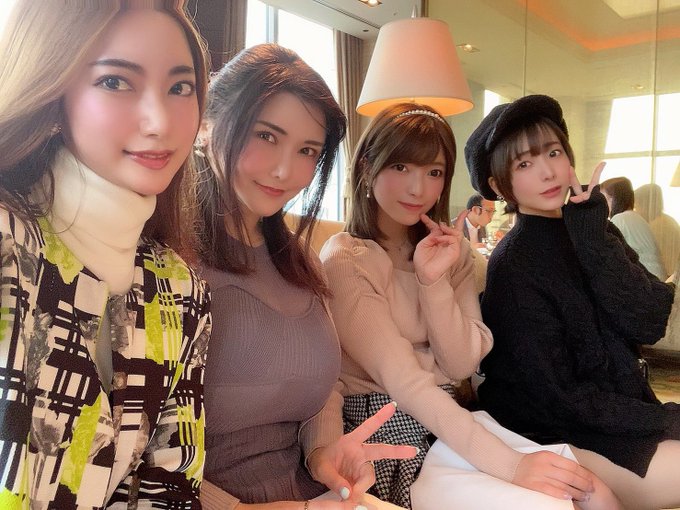 4 pic. Cute café time with my ex-Mascats members????
??????????????????????????
?????????????
????????????
??????????????????????????????????