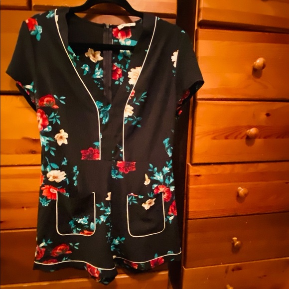 Lynn69324's tweet photo. So good I had to share! Check out all the items I'm loving on @Poshmarkapp from @WebBoutiqueCraf #poshmark #fashion #style #shopmycloset #bleuhciel #michaelmichaelkors #tahari: https://t.co/lhtPNoVJyv https://t.co/69dpaSOrI3