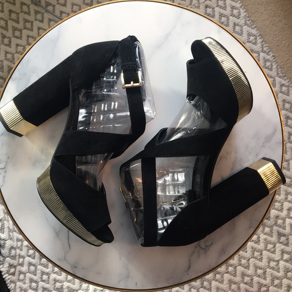 Lynn69324's tweet photo. So good I had to share! Check out all the items I'm loving on @Poshmarkapp from @WebBoutiqueCraf #poshmark #fashion #style #shopmycloset #bleuhciel #michaelmichaelkors #tahari: https://t.co/lhtPNoVJyv https://t.co/69dpaSOrI3
