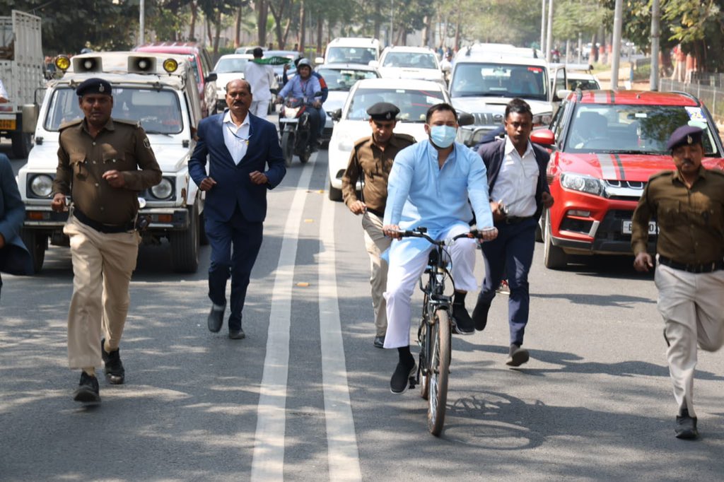 yadavtejashwi's tweet photo. तेल की बढ़ती क़ीमतों के विरोध में आज साइकिल चलाकर विधानसभा पहुँचा।

निर्धनों को चूसने वाली धनवानों की प्रियतम सरकार ने पेट्रोल, डीजल, गैस की कीमतों में बढ़ोत्तरी कर आम आदमी को मरने पर मजबूर कर दिया है।

ड़बल इंजन सरकार गरीबों को लूट खुलकर पूँजीपतियों के लिए बैटिंग कर रही है। https://t.co/ENWcCHYBW7