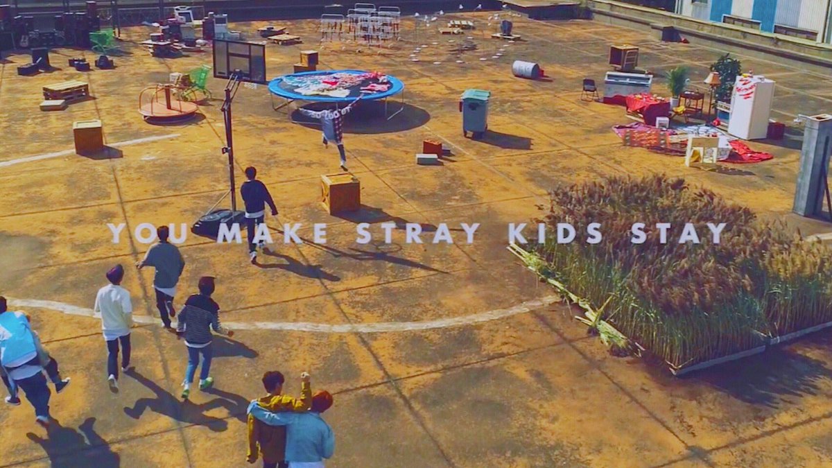 마나마나 Stay Strayからrを取るとstayになりずっとそばにいるという意味 You Make Stray Kids Stay は成長を続けていくスキズのそばにいつもいてほしいという希望やstayがスキズをstay 長く存続 させるという意味 私はこれからも Stayです 1日1スキズ