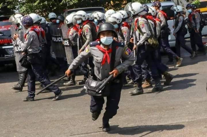 PakerEdward's tweet photo. Press Photo by Sit Htet AUNG while a police man ran towards him to hit with police baton.
#WhatsHappeningInMyanmar
#Feb26Coup https://t.co/5EkHTxmBfQ