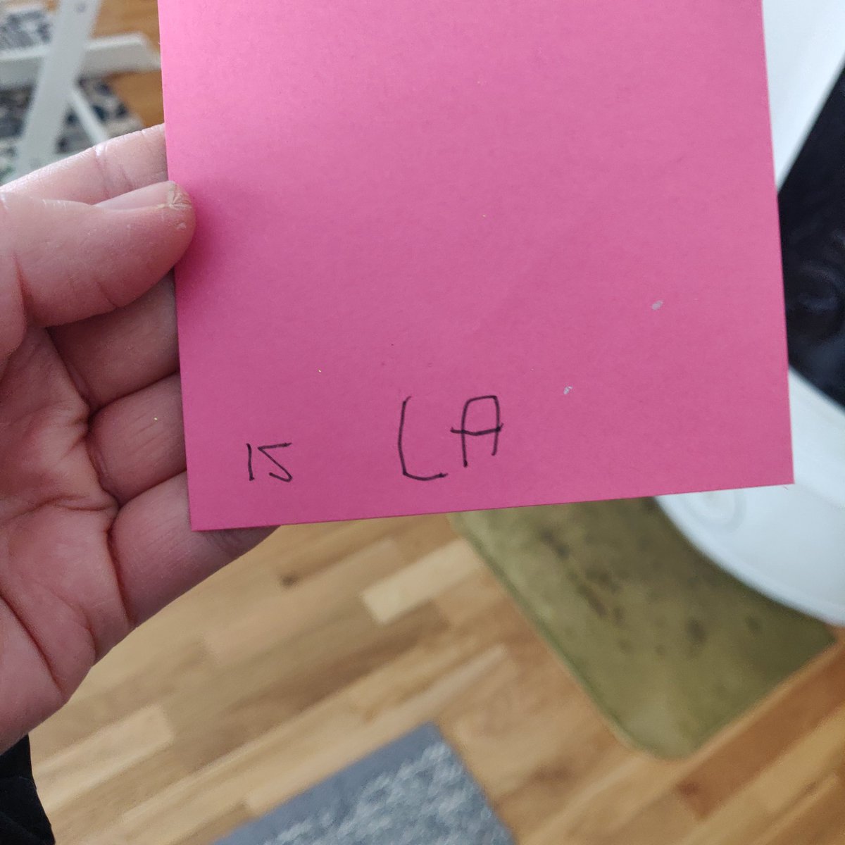 Itkiskö vai nauraisko, kun tytär 3v. kirjoitti eilen nimensä korttiin ja totesi perään: "Noh, nää L ja A on nyt erillään toisista, koska niillä on #korona." 🙄 Onpahan ainakin #turvaväli -ohjeistus sisäistetty 👏🏻