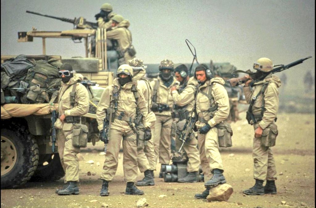 Il y a 3️⃣0️⃣ ans, le 26 février 1991, au Fort d’As Salman en Irak, l’explosion d’une cluster bomb faisait plusieurs blessés au sein des Commandos de Recherche et d'Action dans la Profondeur (#CRAP, ancêtres des #GCP) du #35RAP lors de l’opération DAGUET.
#Histoire2Terre