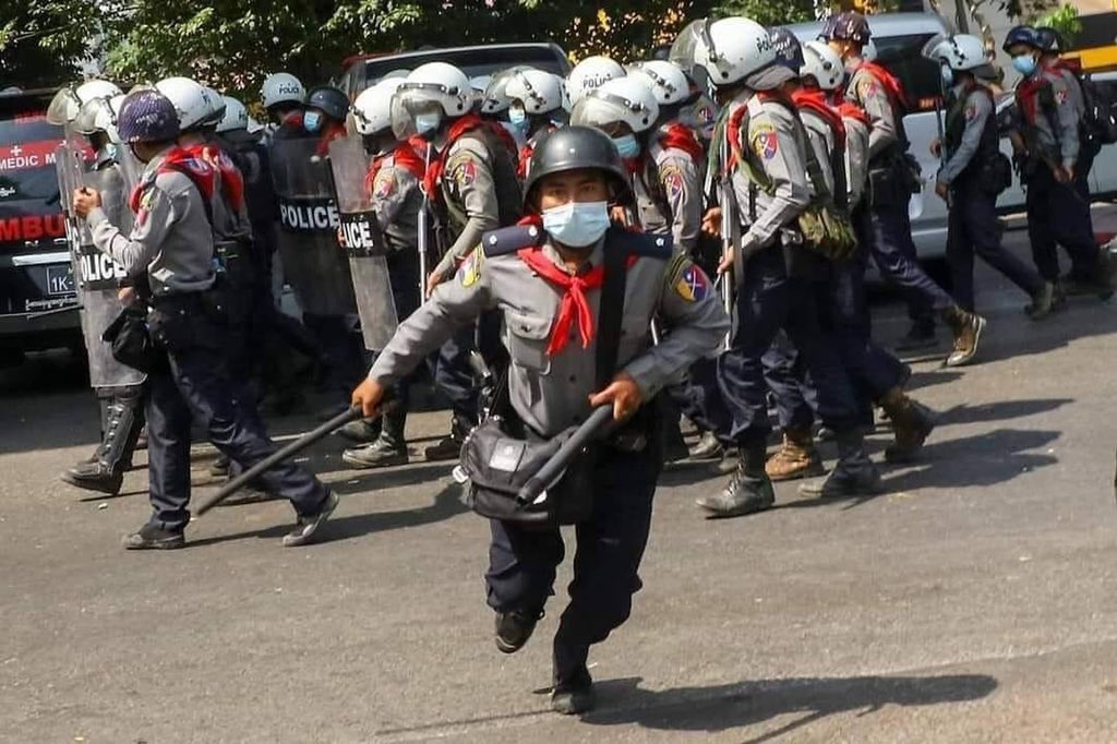 AlexandriaPaing's tweet photo. Press Photo by Sit Htet AUNG while a police man ran towards him to hit with police baton.
#WhatsHappeningInMyanmar
#Feb26Coup https://t.co/N85FBrLPjK