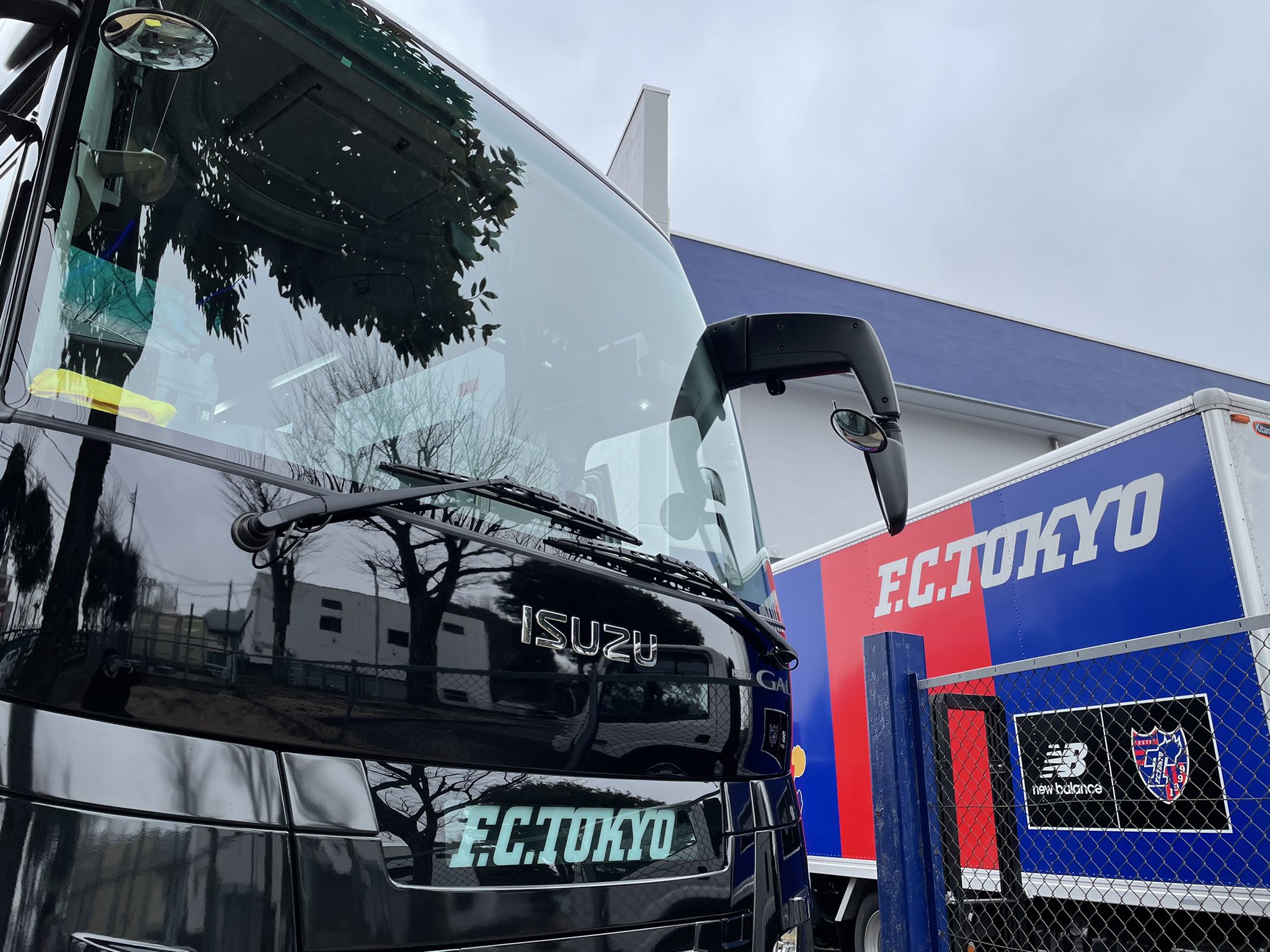 Fc東京 公式 11 徳島戦 H Lifewithfctokyo このたび 新しいオフィシャルチームバス バモバス が完成いたしました T Co Hx5ww0bt9n チーム移動時には これまで使用していた バモバス に加えて2台の運行をいたします