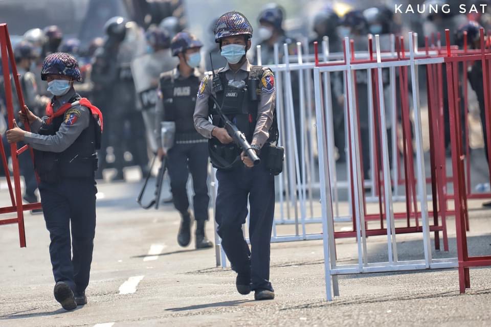 hannayuri_twt's tweet photo. Happening now 🚨😭
in Hleden , Yangon 

JUNTA BRUTALITY 
#Feb26Coup 
#WhatsHappeninglnMyanmar https://t.co/G2cv2MlEZH