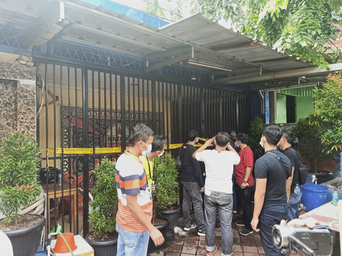 Beritasatu's tweet photo. #TrendingNews :
Kasus penembakan polisi di RM Cafe memunculkan fakta baru, apa saja?

Klik:
https://t.co/tIVd0SqFMN

#BeritaSatu #RMCafe https://t.co/uco64mgPCK