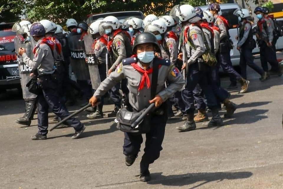 Kohein10's tweet photo. Myanmar Police

Anonymous supports the #MilkTeaAlliance with #OpCCP.

#WhatsHappeningInMyanmar 
#WhatsHappeningInThailand 
#WhatsHappeningInHongKong
#WhatsHappeningInIndia
#WhatsHappeningInTaiwan
#WhatsHappeningInIndonesia https://t.co/AMZ6a8rrNb https://t.co/JTGhjBcUNF