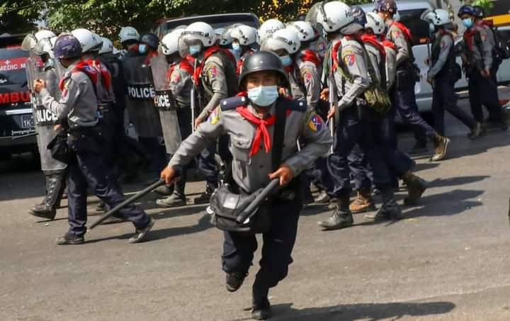 Photo by Sit Htet Aung while a policeman ran towards him to hit with a police baton at Myaynogone

#WhatsHapppeningInMyanmar
#Feb26Coup
