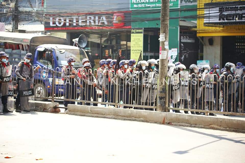 thanlwinkhet's tweet photo. The protesters to military coup near Myaenigone and Hledan junction in Yangon, Myanmar were broken up by the police force today and some youths were arrested. 
#WhatsHappeningInMyanmar
#anticoupprotestyangon https://t.co/dLutLSuzGV