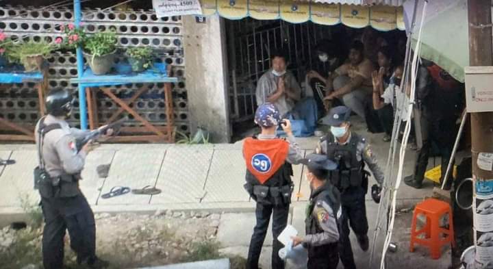 The so-called police aiming with the gun at civilians yesterday in Tarmwe in Yangon ... 
Civilians are NOT prisoners, terrorists or criminals. 🤬🤬🤬

#whatshappeningnowinmyanmar