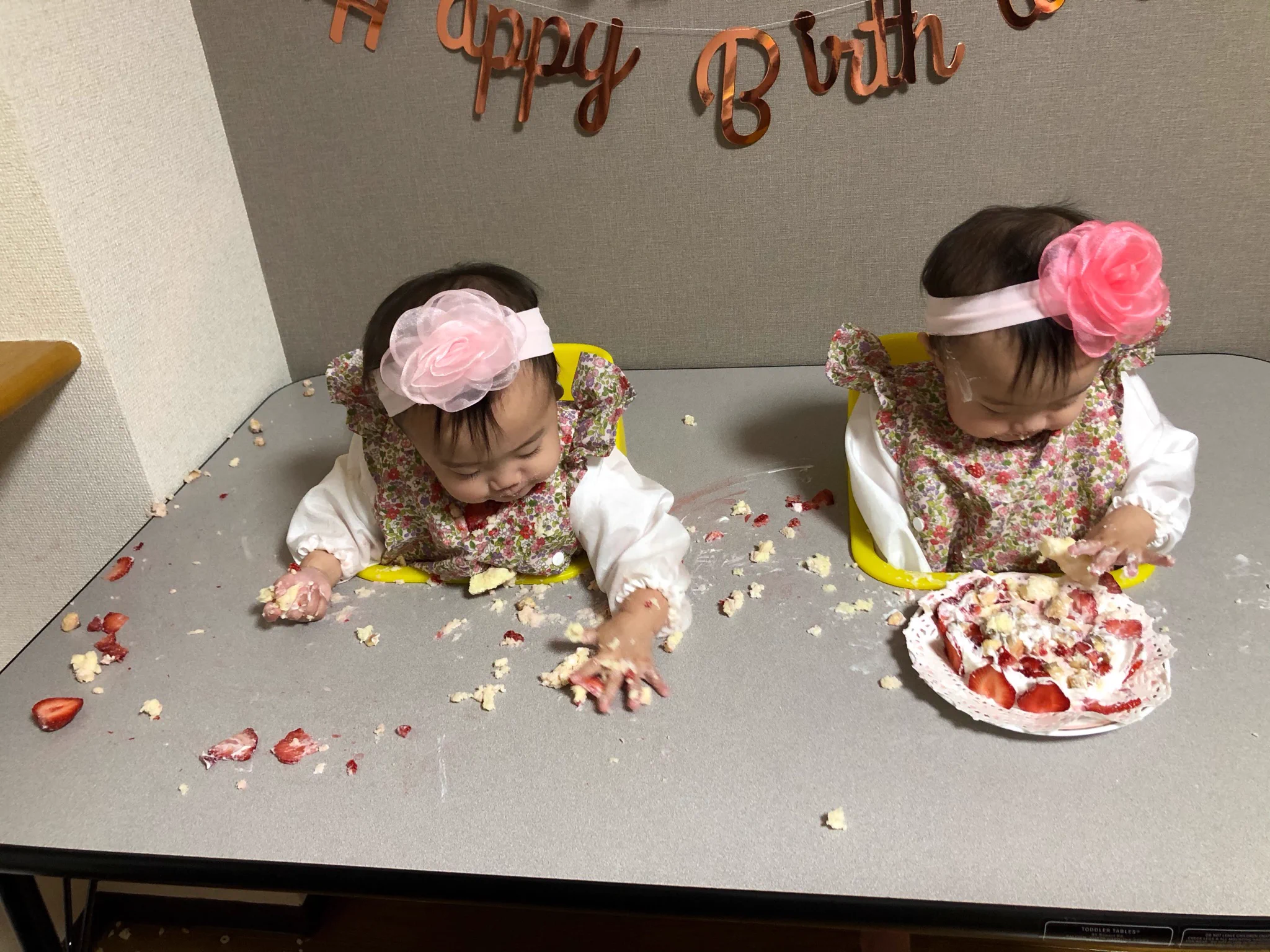 @yoikochenneeoo うちの双子かと思いました。
360度散らす姉(左)と手前から少しずつ綺麗に食べる妹(右)。 