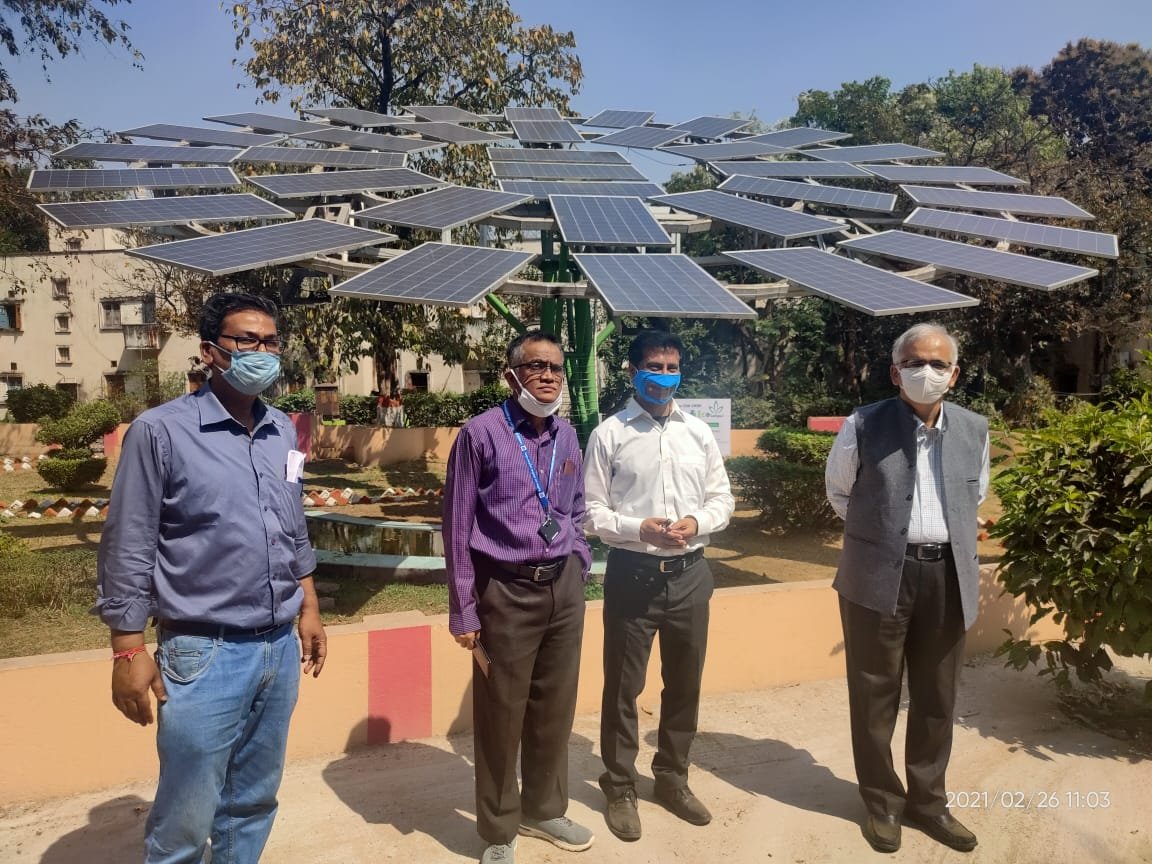 CSIR_CMERI's tweet image. . @shekhar_mande visited the #SolarTrees , the Outdoor Air Purification Systems &amp;amp; the Aqua Rejevination plant for #irregation at the CSIR-CMERI Eco-Campus with @DrHarishHirani1 and deliberated with the concerned #Scientists 
#sustainableliving #AatmanirbharBharat