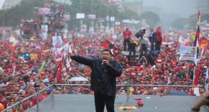 Cuando Chávez hizo un discurso bajo la lluvia y el dijo que controlaba la naturaleza y empezó a tener complejo de dios