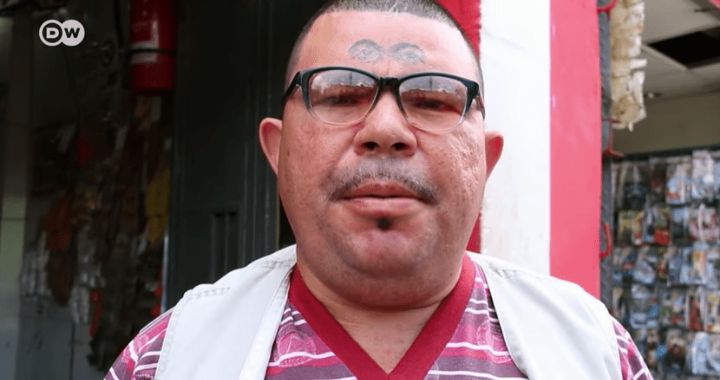 La vez que un señor se tatuó los ojos de Chávez...Aquí huele a falta de amor propio