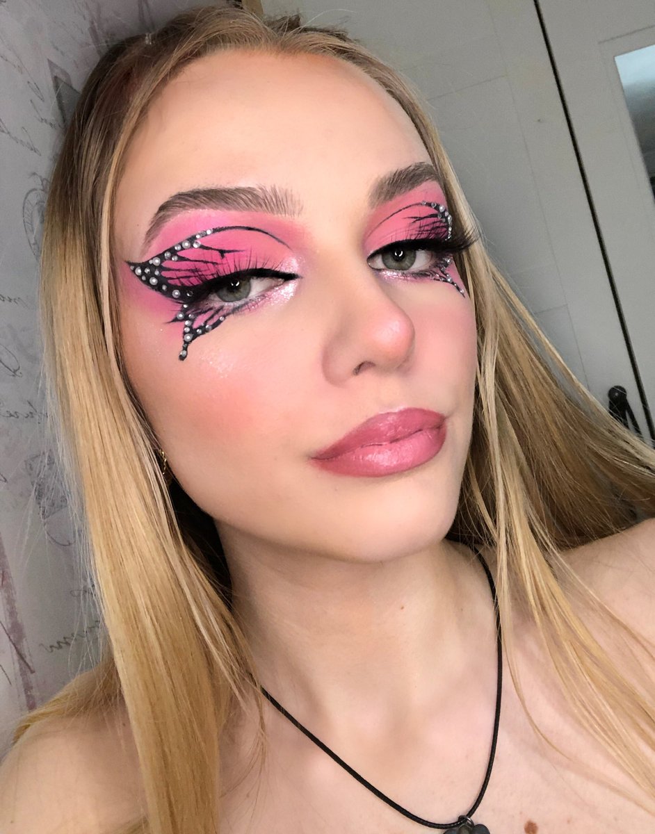 _zsmakeupp's tweet photo. @beautybay Would absolutely love to be part of the generation beauty team, love your products π #ByBEAUTYBAY #generationbeautybay #genbb π€πΌ https://t.co/V7H8xkhXbR