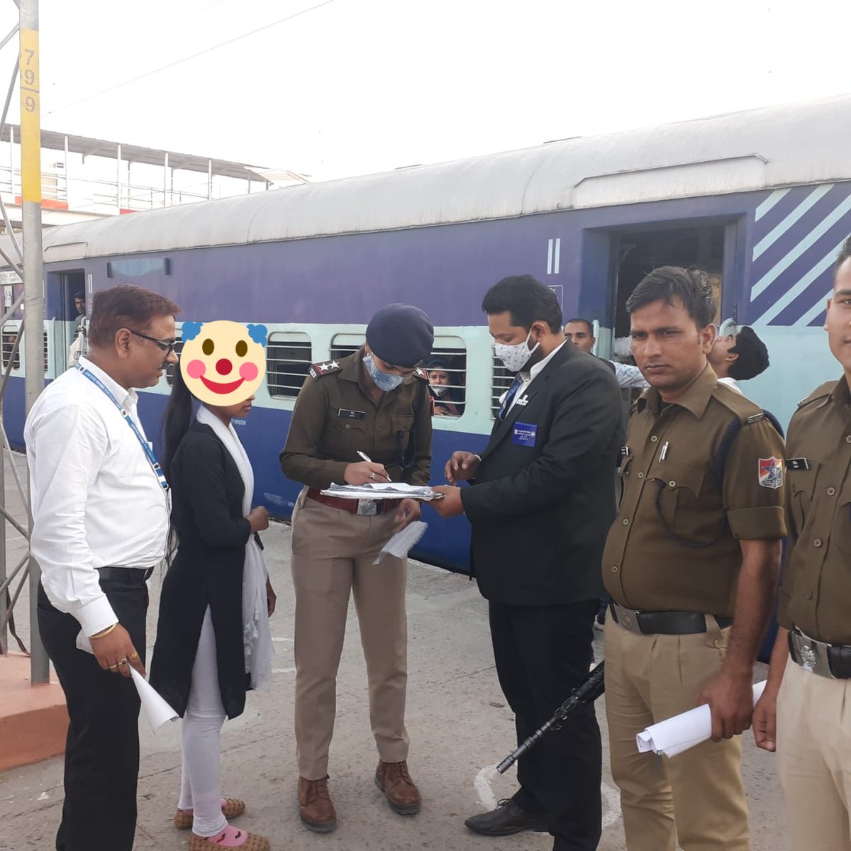 irtcso's tweet photo. @PMOIndia
@RailMinIndia
@PiyushGoyal
@IR_CRB
@gmner_gkp
@drm_drmizn
@CMOfficeUP
@PTI_News
@RailwayChildInd
@AmarUjalaNews

#TTEs_Saves_Children
Shashi Kumar &amp; Shammi Kunal
DyCTIs/KSJ/IZN Divn/NERly detectd a ranaway frm Home Girl in D3 of 05039 on 26/02/21
Handed ovr to IPF/KJN https://t.co/FabNALuggx