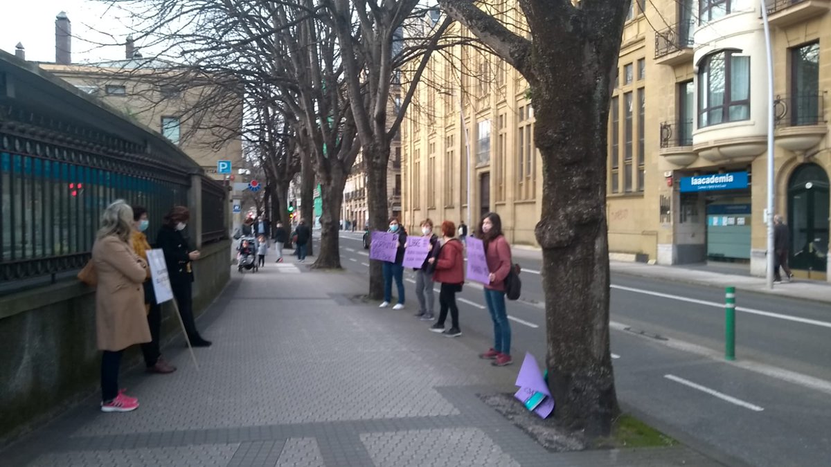 BIDEOA|▶ Amarako feministek emakumeen eskubideak babesten dituzte abortuaren aurkako pertsonen aurrean ▶ hamaika.eus/euskal-herria-…

#GureanGaur