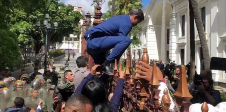 Cuando en 2019 Guaidó trepó la reja de la asamblea nacional