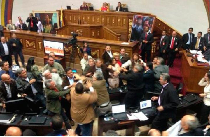 Cuando los parlamentarios hicieron un ring de boxeo en plena asamblea nacional.(Alguien podría ser tan amable de hacer un edit de el vídeo de la pelea con UGH de fondo, lo agradecería mucho)