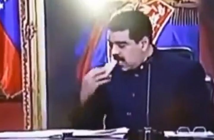 Cuando Maduro saco una empanada del cajón de su escritorio y se la comió en plena transmisión en vivo por televisión y radioDe seguro esa empanada era de carne mechada