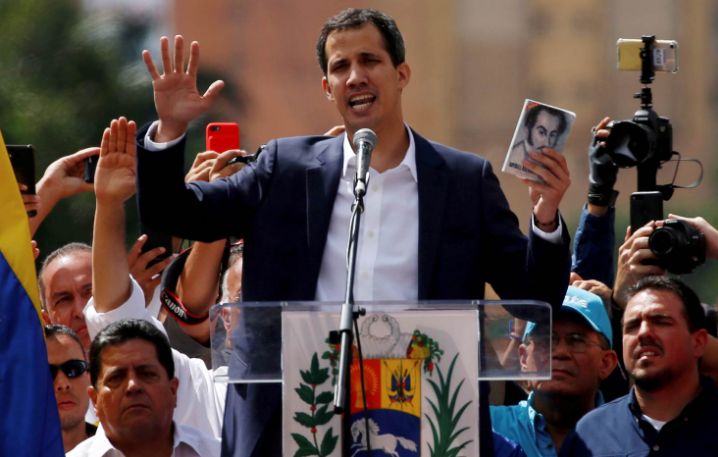 Cuando Guaidó se juramentó presidente encargado de Venezuela en una plaza