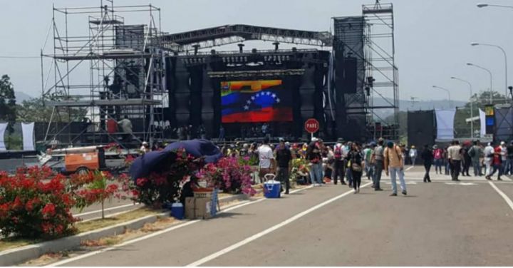 Cuando en 2019, Guaidó y la oposición creo un concierto en la frontera de Venezuela para la ayuda humanitaria, dónde estuvieron muchos artistas, y el gobierno hizo uno paralelamente, la foto de la izquierda es de el concierto de la oposición y la otra es el de Maduro