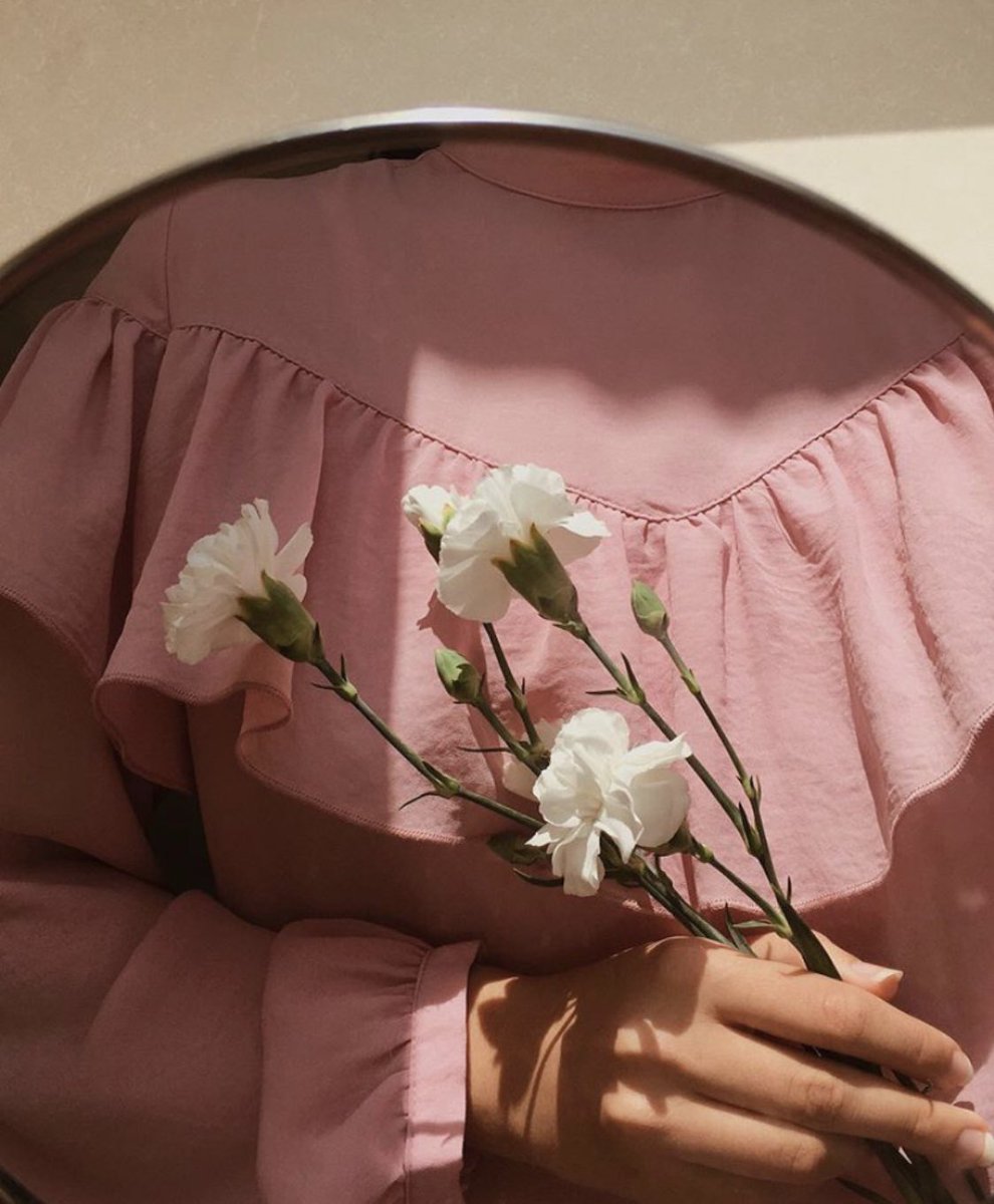 มกราคมคือคาร์เนชั่น (น.)
ดอกไม้ที่บ่งบอกถึงความจริงใจ , ซื่อสัตย์ ว่าคุณเป็นคนซื่อตรงต่อความรู้สึกของตัวเอง คุณไม่ค่อยชอบคิดไปเองหรือเพ้อฝัน คุณเลือกที่จะมองทุกอย่างตามความเป็นจริงมากกว่า ‘คุณเป็นคนฉลาด, ถ้าเลือกใครเข้ามาในโลกของคุณแล้ว คุณก็จะให้ใจเขาไปเลย’ 🤍