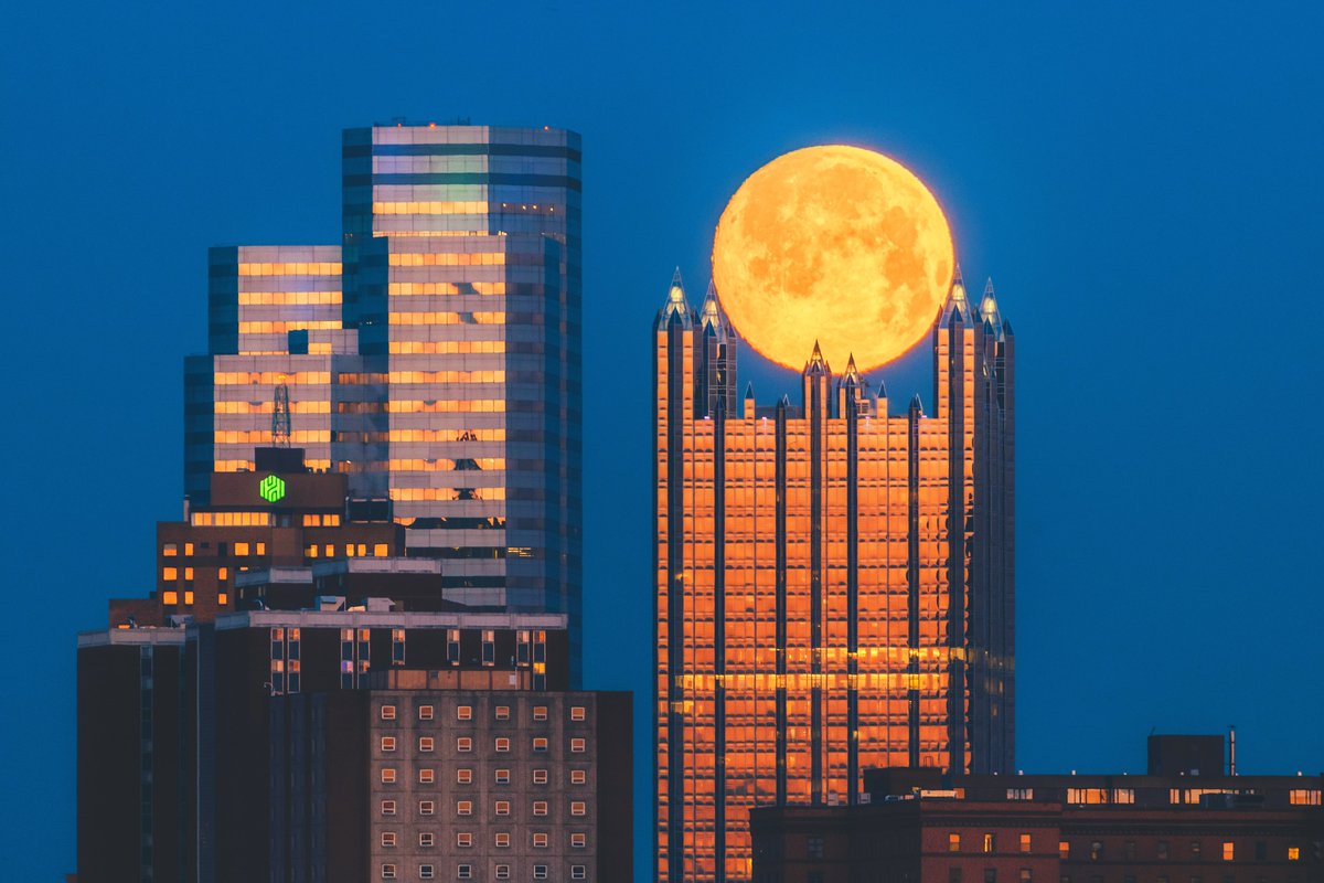 DaveDiCello's tweet photo. There are a few scenes that no matter how many times I capture them, they never get old. The incline in the snow. Reflections of the bridges. And the moon in the spires of PPG Place. This morning's moonset was just incredible, with #Pittsburgh reflecting the warm glow of sunrise. https://t.co/JGZLmfMe41