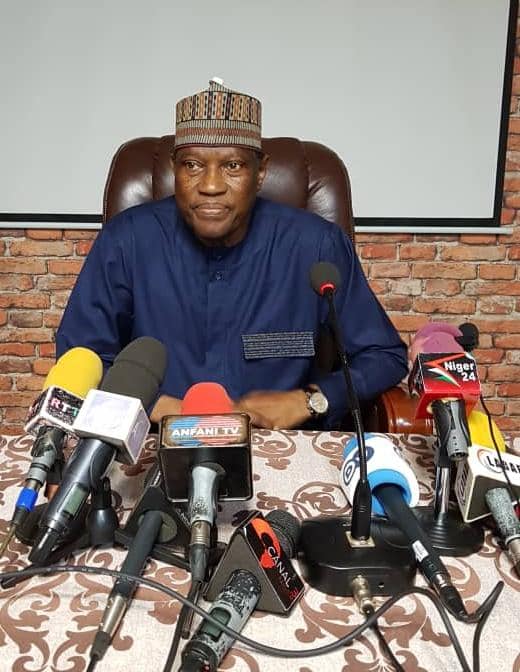 aboubacarybarma's tweet photo. #Urgent #Niger
Soupçonné d’incitation à la violence et activement recherché depuis 2 jours par les autorités, l'opposant #Hama_Amadou s’est rendu de lui-même ce vendredi à la Police Judiciaire (#PJ) de #Niamey, avec 2 de ses avocats. #Elections #crisepostelectorale
@actuniger https://t.co/7BJzmD93il