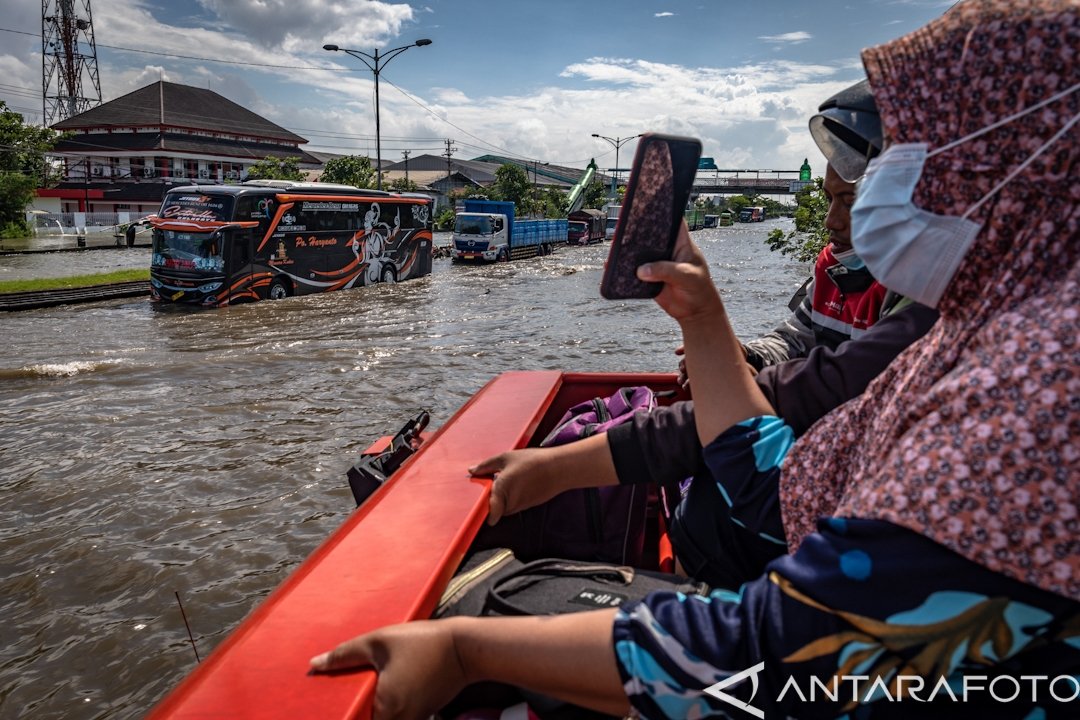 Sejumlah karyawan RS Sultan Agung menumpang truk evakuasi BPBD Semarang untuk dapat menembus banjir yang merendam jalur Pantura Jalan Raya Kaligawe - Genuk, Semarang, Jawa Tengah, Jumat (26/2/2021).

Foto: Aji Styawan
amp.antarafoto.com/peristiwa/v161…