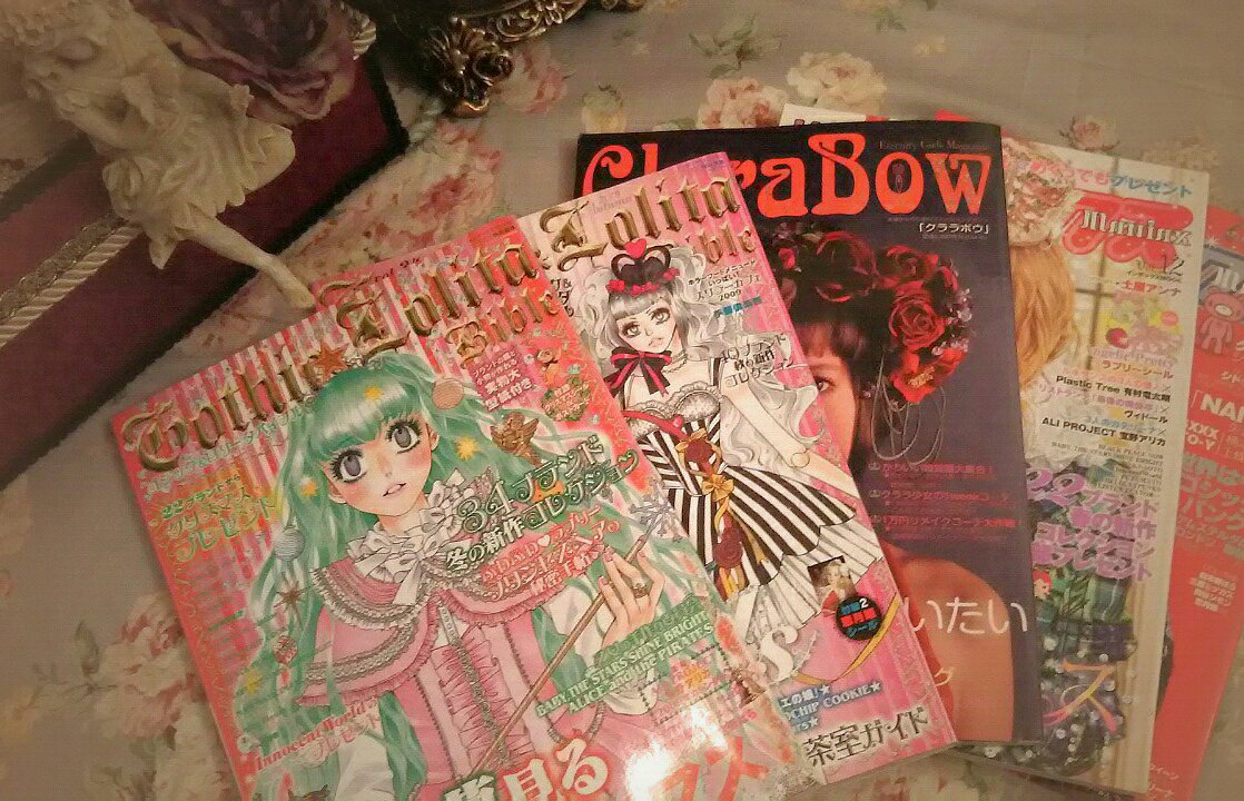 千頭和みゆき Mayla デザイナー Twitterissa 本棚に並ぶわたしの原点 ふと懐かしくなり 先程までぱらぱらと何冊か読んでいました 振りかえると この本達がアートの世界への興味の扉を開いてくれたのでした 愛おしい世界 T Co Rod2nfjdbc Twitter