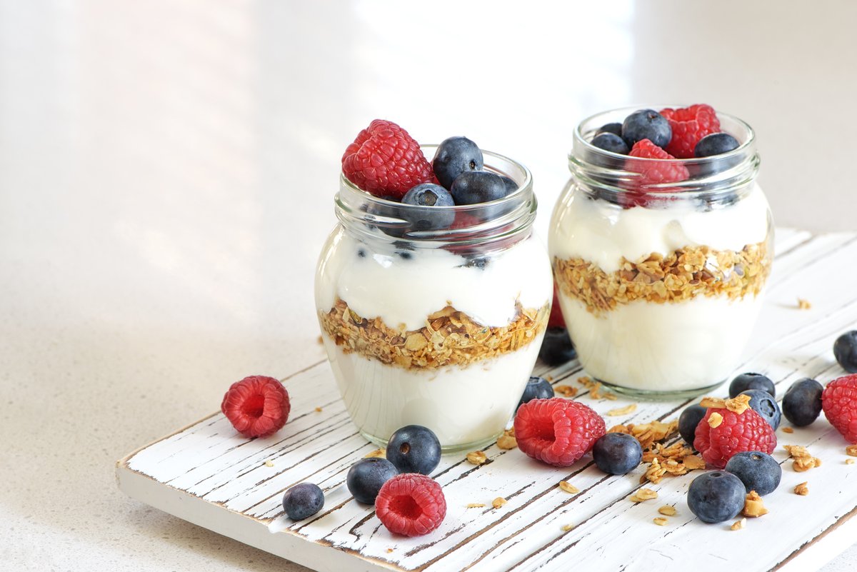 HealthypillsQ's tweet photo. Yogurt bianco o alla frutta?Lo yogurt bianco è più leggero, con meno zuccheri; mentre lo yogurt alla frutta ha almeno il doppio di carboidrati e zuccheri di quello bianco #doyouknowit? Quindi per un #healthysnack preferite quello bianco! #healthylifestyle #yogurt @YogurtNutrition https://t.co/meuvb1ae2g