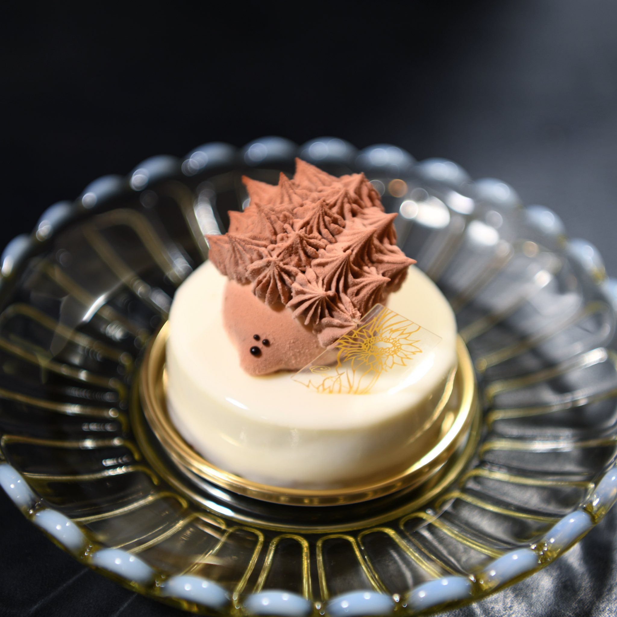 Sthkzn Occitanial オクシタニアルは水天宮駅前のケーキ屋さん こちらは エリソン Herisson フランス語でハリネズミ 中はチョコレートクリームとキャラメル 外はバニラです かわいい Occitanial Herisson Herisson Sweets Dessert