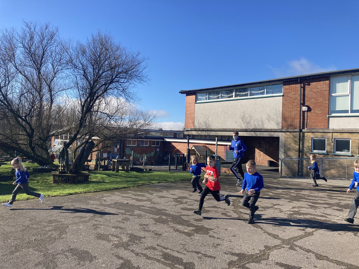 RyfMelyn21's tweet photo. We love our daily mile! @rhosyfedwen @_thedailymile #BeTheBestYou #RyfArticle24 ππ»ββοΈ https://t.co/uiQnsDpjfI