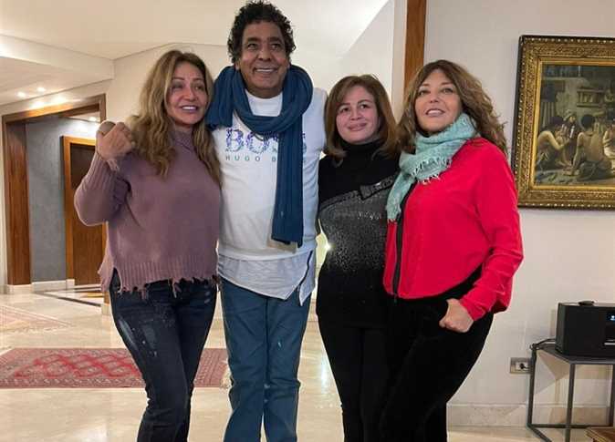 إلهام شاهين وسميرة سعيد في زيارة للكينج محمد منير (صور)