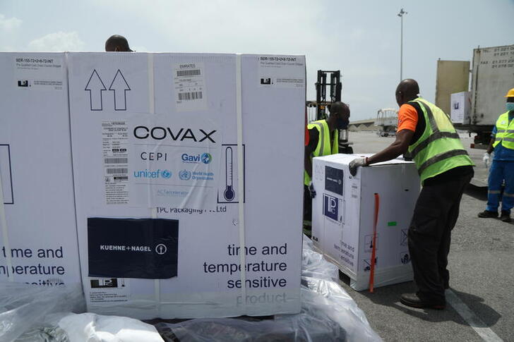 ReutersAfrica's tweet photo. Ivory Coast received a shipment of COVID-19 doses from the COVAX vaccine-sharing facility on Friday, becoming the second country to benefit from a programme meant to ensure fairer distribution amid a global scramble. https://t.co/9yIjF5QIwm https://t.co/77z5LZxx8Y