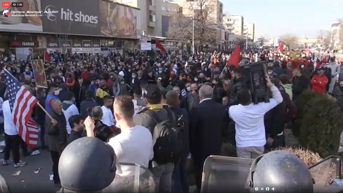 Eden povreden Policaec dosega. 

Del od izvicite na protestot:

"Bugari"
"Nemate Identitet"
"Ova e albanija, picki"

#SoZhivot

PS: Do koga be ke se pravite zrtvi i ke izleguvate so ovie americki znaminja??? DO KOGAAAA???