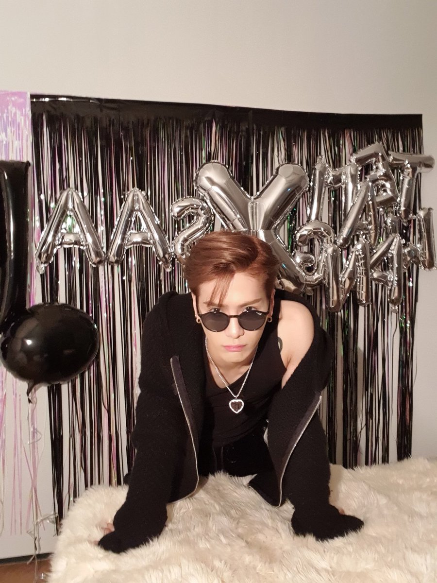 JacksonWGlobal's tweet photo. [#JSVLIVE] 210226

Seunie's first Vlive ended!

[Though they look the same, the 4 pictures are different 🤫]

https://t.co/FyZ0FyXPXa

#JacksonWang #王嘉尔 #잭슨 #TEAMWANG @JacksonWang852 @teamwangofcl https://t.co/yHkNjKwGaF