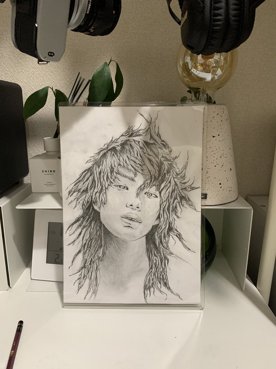 私市 龍星 Kisaichi Ryusei على تويتر お店の今月の課題がデッサンで 学生ぶりに絵描いてみたけど めちゃめちゃむずい 髪の毛の質感が範馬刃牙感強いし なかなか髪の毛の柔らかい質感が出せない 絵って難しい
