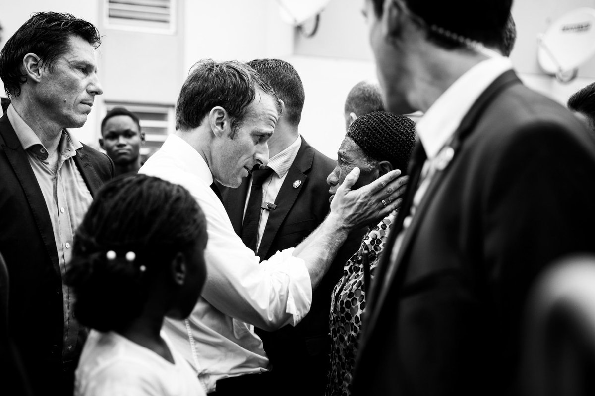 7/ Macron avait lui même théorisé "la figure du roi dont l'absence continue à hanter la démocratie française" dès 2015. On se souvient des mises en scène messianiques de sa photographe, Soazig de la Moissonnière.