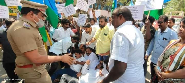 NewsNadar's tweet photo. சென்னை விமான நிலையத்திற்கு  பெருந்தலைவர் காமராஜர் பெயர் சூட்ட இன்று சென்னை சைதாபேட்டை வேளச்சேரி ரோட்டில் நாடார் சங்கம் சார்பாக கண்டன ஆர்ப்பாட்டம் நடைபெற்றது.
@CMOTamilNadu @narendramodi @AmitShah @HRajaBJP @annamalai_k @Murugan_TNBJP @PonnaarrBJP @DrTamilisaiGuv https://t.co/H7XVQBLvBM